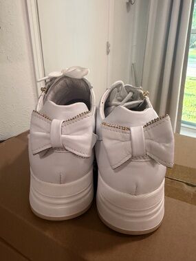 Nero Giardini White Sneakers with Decorative Heel Bows